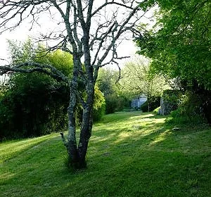Terrasse de la maison du Goupillou au début du printemps © Arnaud Galy
