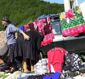 Illustration de Femmes au tapis - Maramures - Roumanie