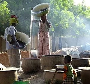 Les chrétiennes concoctent la bière de mil - Ségou - Mali © Arnaud Galy

