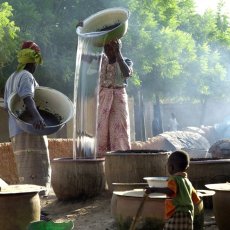 Les chrétiennes concoctent la bière de mil - Ségou - Mali © Arnaud Galy
